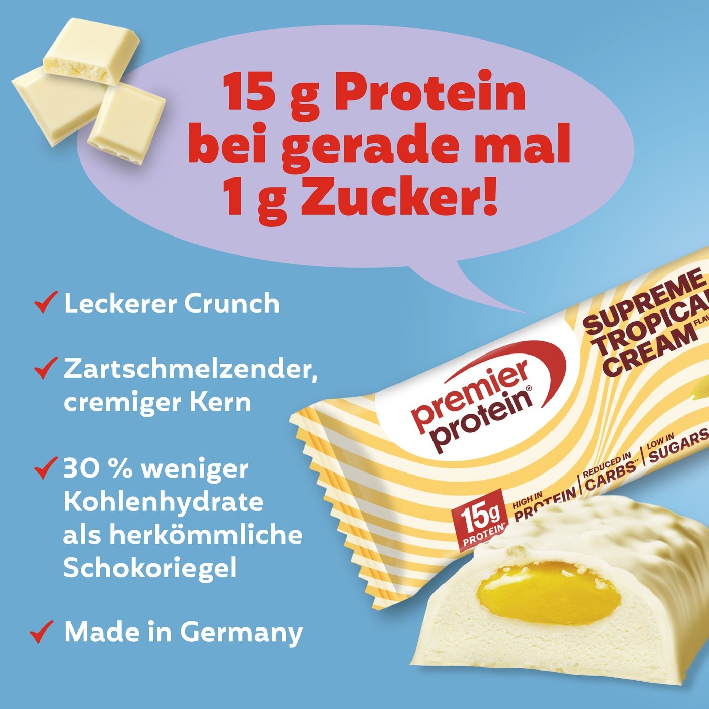 Proteinriegel mit Fruchtfüllung und Schokoladenüberzug auf blauem Hintergrund