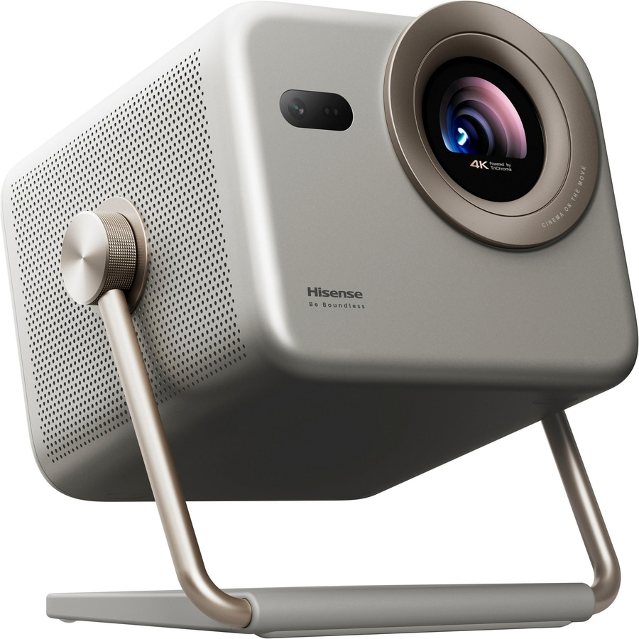 Ein moderner Hisense 4K Beamer mit silbernem Gehäuse und goldenem Standfuß.