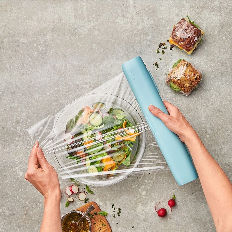 Salat mit Frischhaltefolie verpackt, Sandwich, blaues Werkzeug, Radieschen, Essen