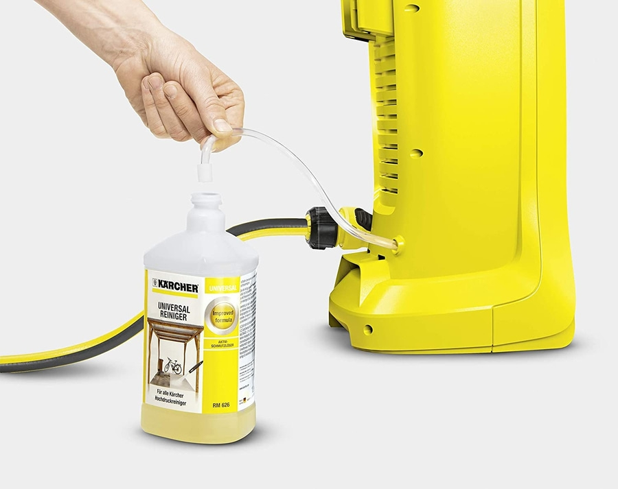 Kärcher Universal Reiniger mit verbesserter Formel für Hochdruckreiniger. Gelbe Maschine und Flasche.