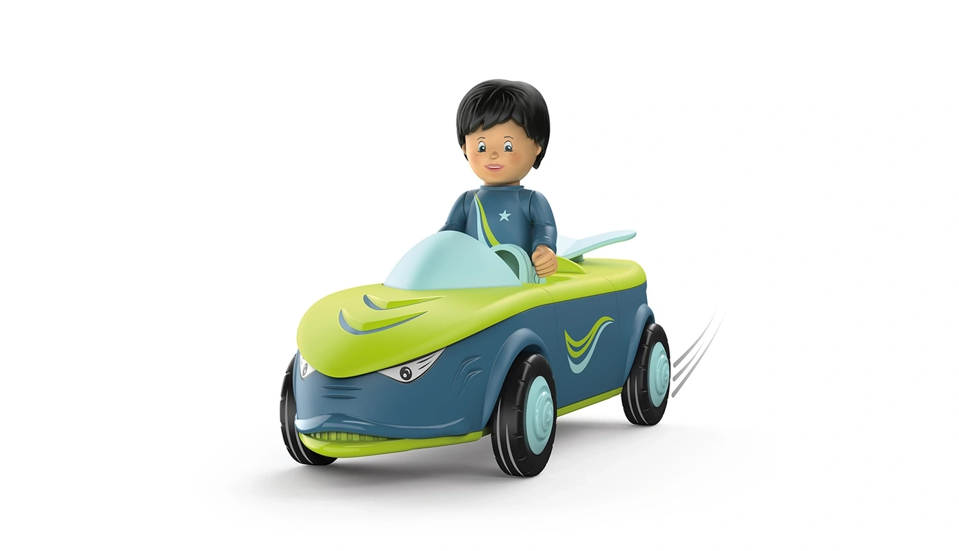 Spielzeugauto mit Fahrer, das schnell fährt