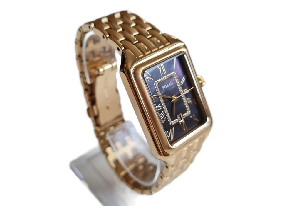 Eine goldene Fossil-Armbanduhr mit rechteckigem Zifferblatt und römischen Ziffern, besetzt mit Kristallen.