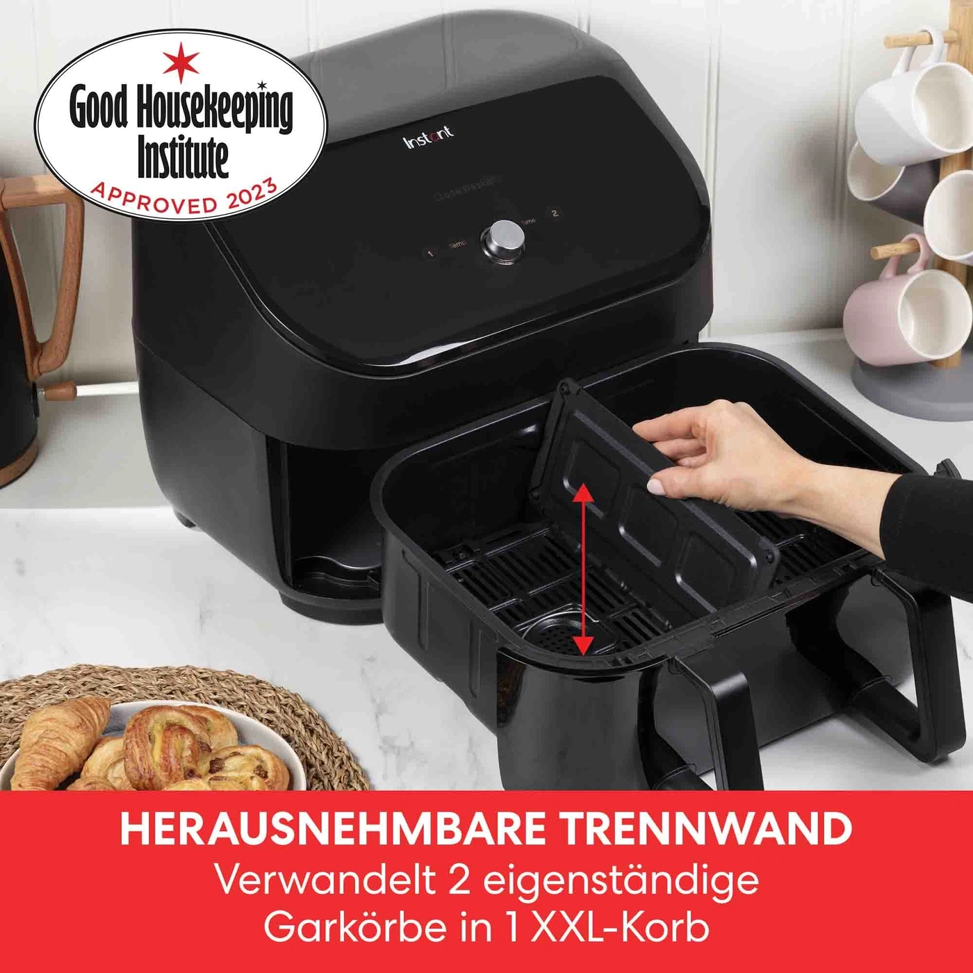 Schwarze Heißluftfritteuse mit herausnehmbarer Trennwand, die zwei Körbe in einen XXL-Korb verwandelt.