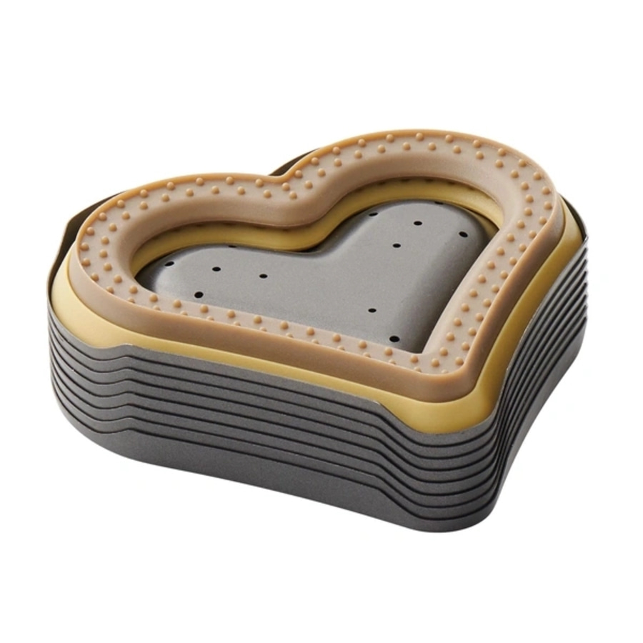 Herzförmige Backform mit mehreren Schichten und Noppen am Rand