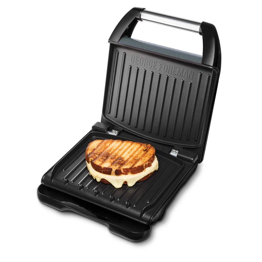 George Foreman Grill mit gegrilltem Sandwich, schwarz, offen, isoliert