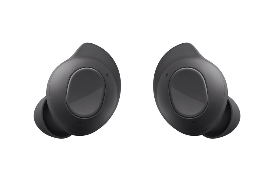 Zwei schwarze Ohrhörer, Nahaufnahme, isoliert auf weißem Hintergrund, Technologie