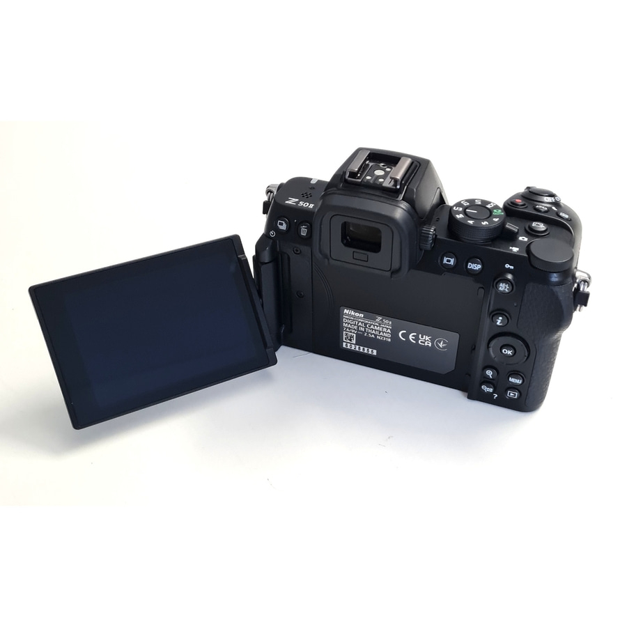 Rückansicht einer schwarzen Nikon Z 50 II Digitalkamera mit aufgeklapptem Bildschirm.