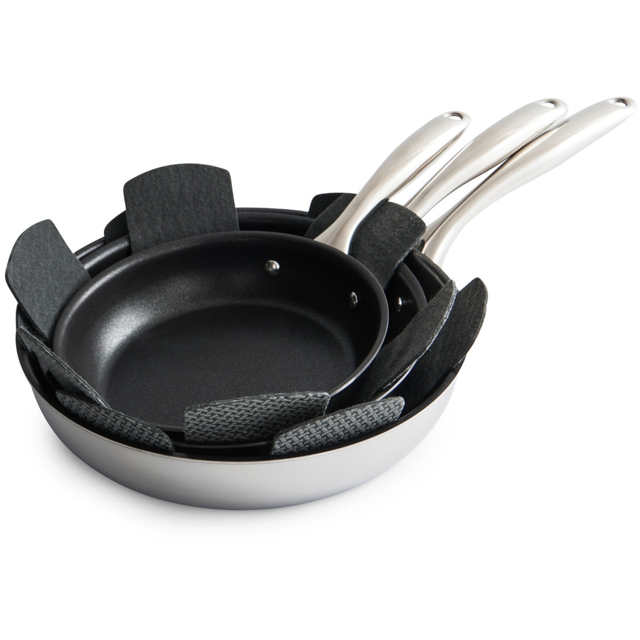 Kochgeschirr-Set mit Pfannen und Pfannenschützern, gestapelt