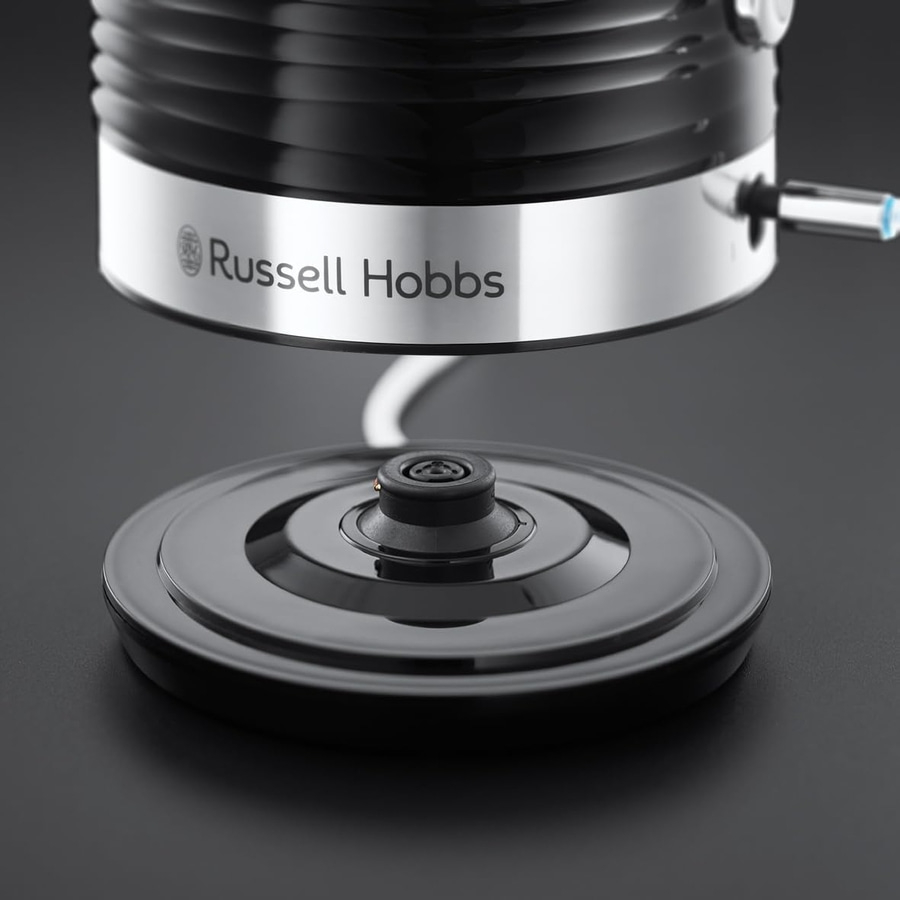 Nahaufnahme eines schwarzen Wasserkochers der Marke Russell Hobbs auf schwarzem Hintergrund