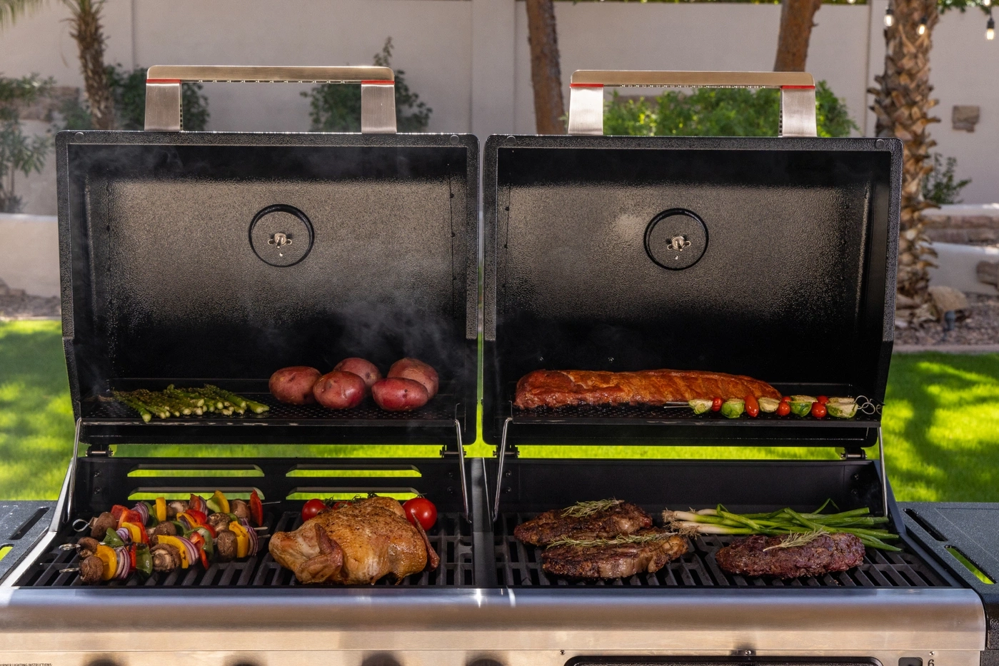 Zwei offene Grills mit verschiedenen Fleischsorten, Gemüse und Kartoffeln