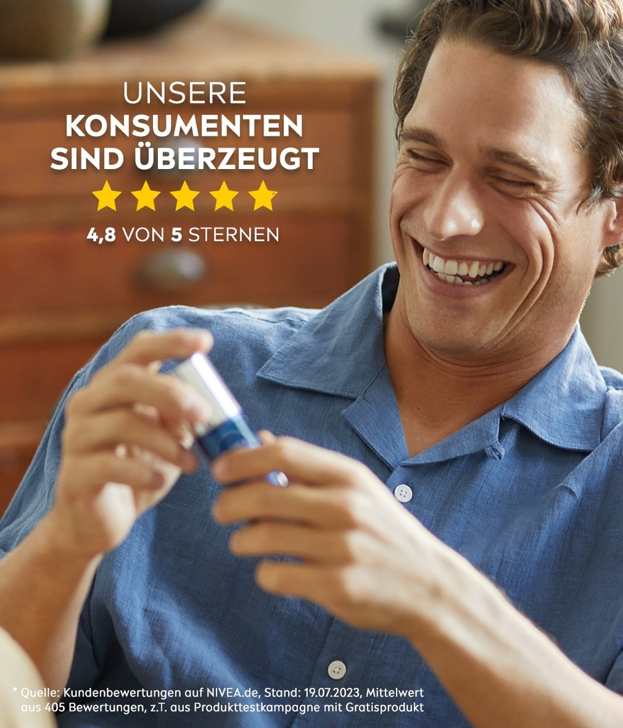 Mann hält Produkt, Text: Konsumenten sind überzeugt, 4,8 von 5 Sternen.