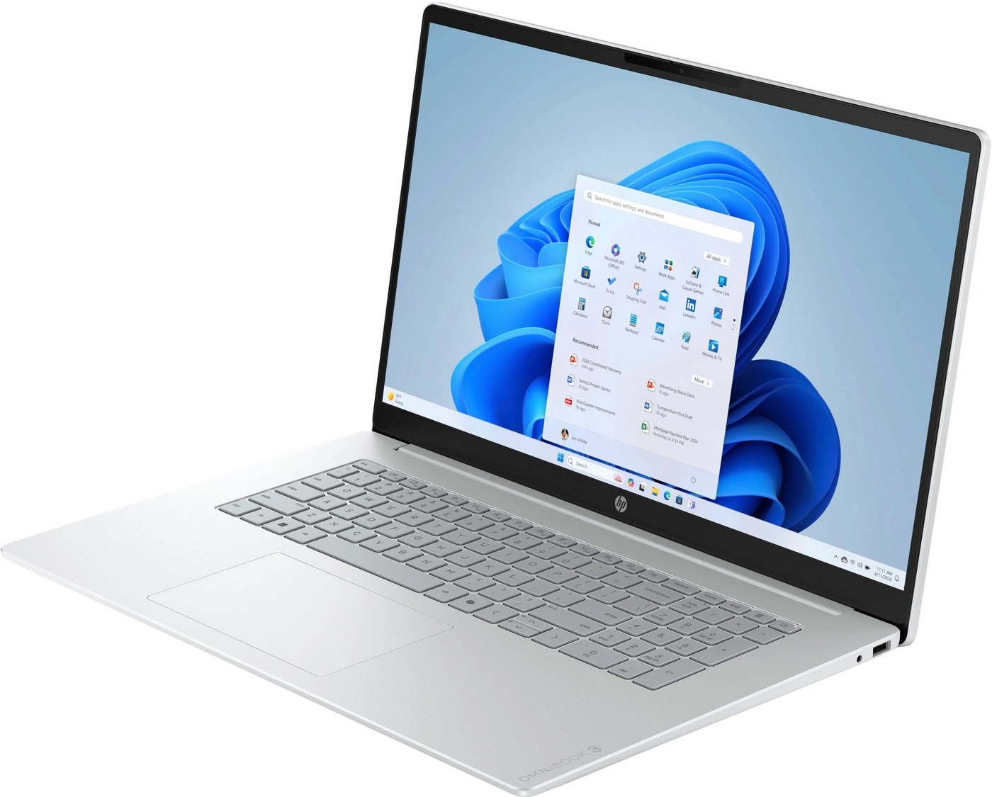 Ein silberner HP OMNIBOOK 3 Laptop mit Windows 11 und einem hellblauen Hintergrundbild wird aus einem Winkel gezeigt.