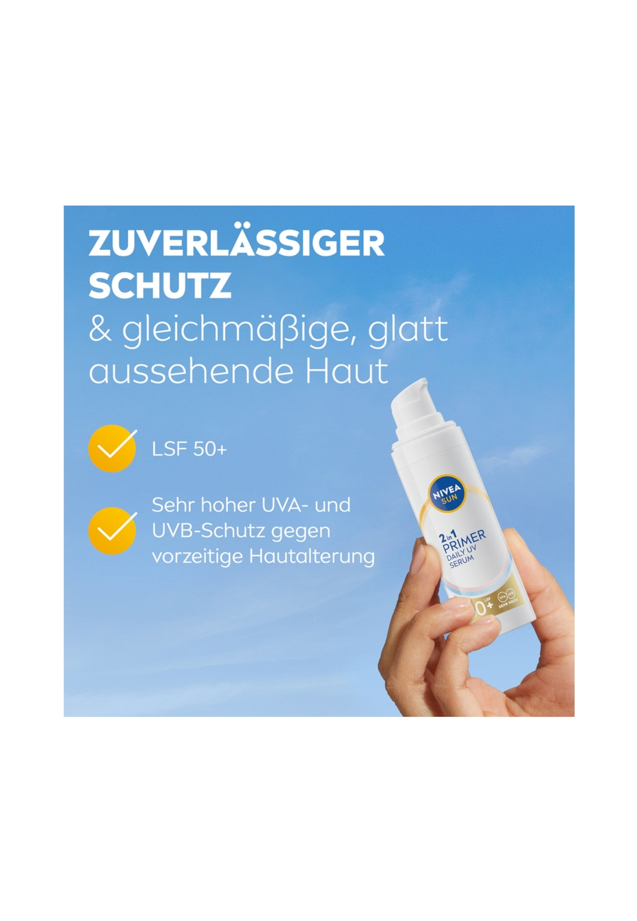 Eine Hand hält Nivea Sun 2in1 Primer Daily UV Serum mit LSF 50+ und UVA/UVB Schutz.