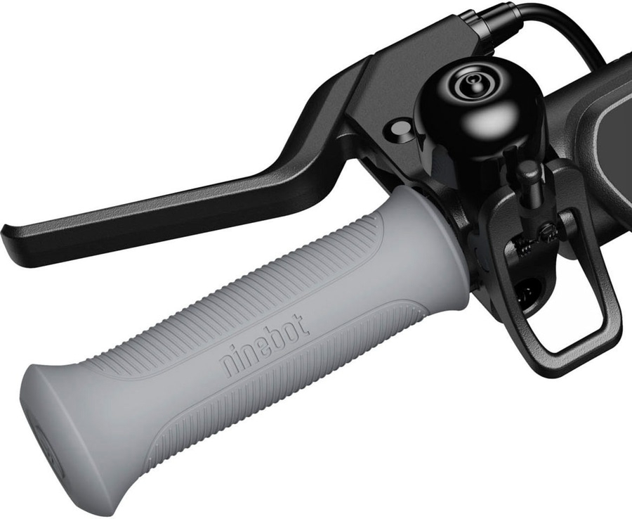 Grauer Griff mit Ninebot-Logo, Bremshebel und Klingel am Lenker eines Rollers.