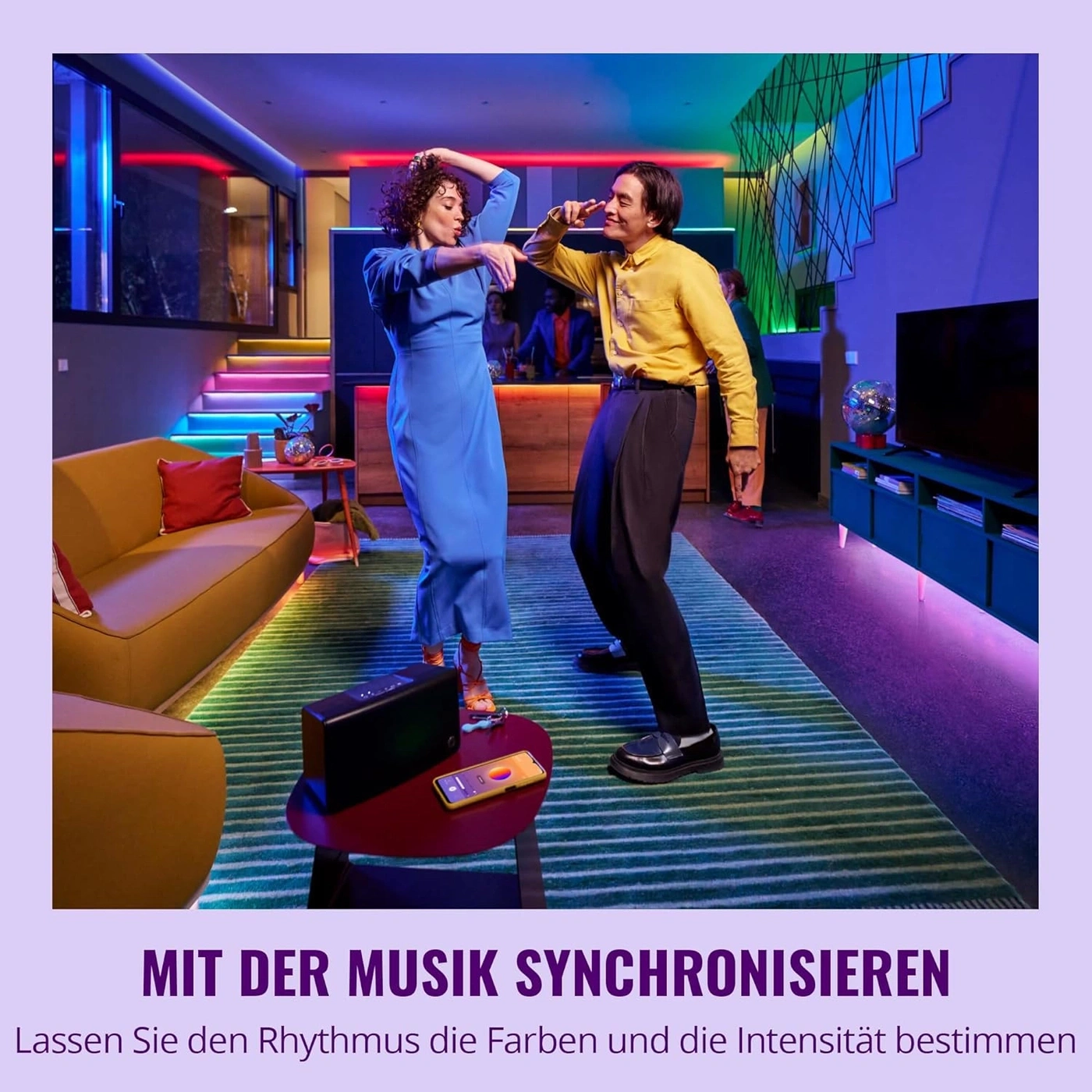 Paar tanzt im Wohnzimmer mit synchronisierter Beleuchtung