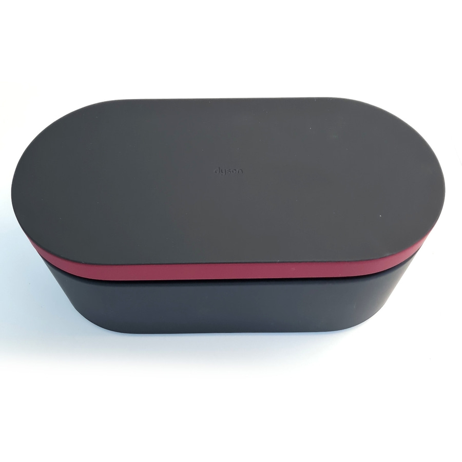 Schwarze Aufbewahrungsbox mit rotem Band und Dyson-Logo