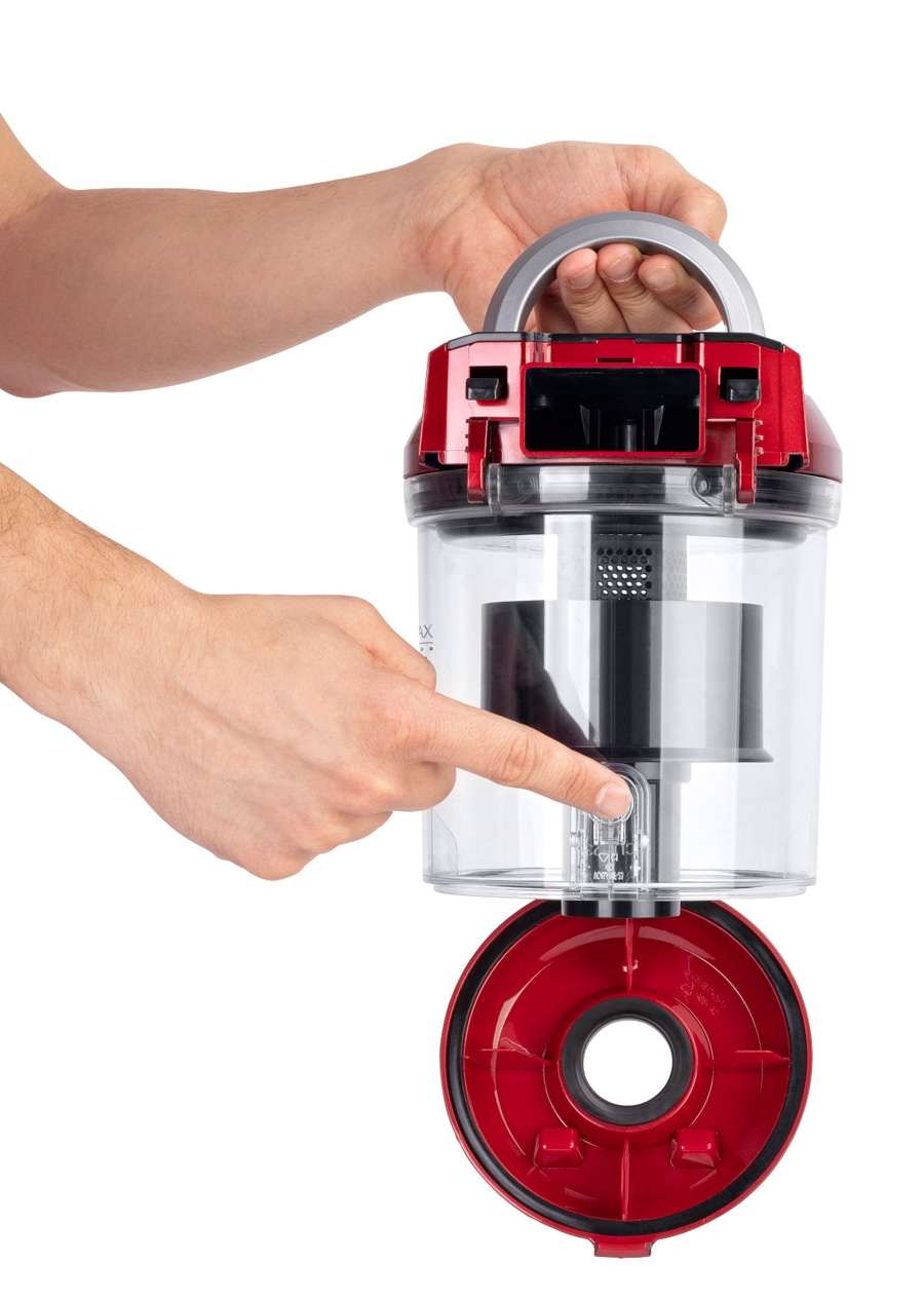 Person drückt Knopf am roten Staubsauger-Auffangbehälter