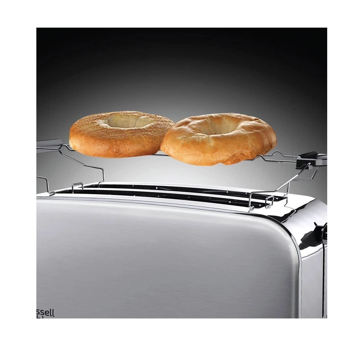 Zwei Bagels im Toaster-Aufsatz zum Toasten bereit