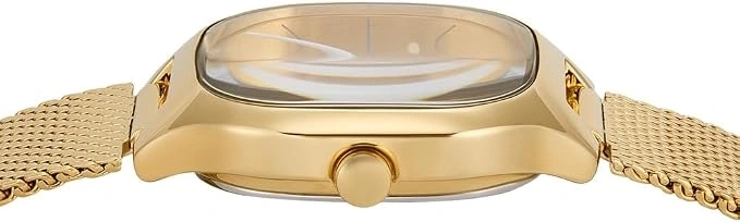 Goldene Armbanduhr mit stilvollem, rechteckigem Gehäuse und Mesh-Armband.