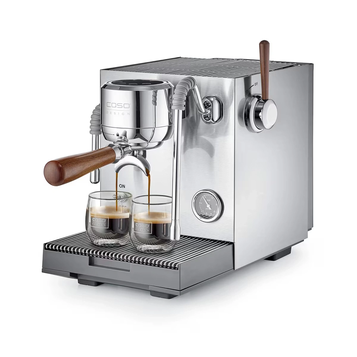 Eine silberne Kaffeemaschine brüht zwei Espressos in kleine Gläser.