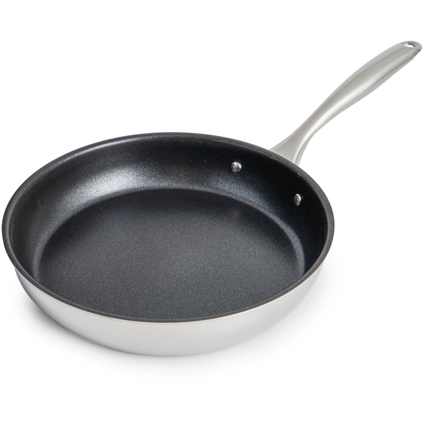 Eine Bratpfanne mit schwarzer Beschichtung und silbernem Griff auf weißem Hintergrund.