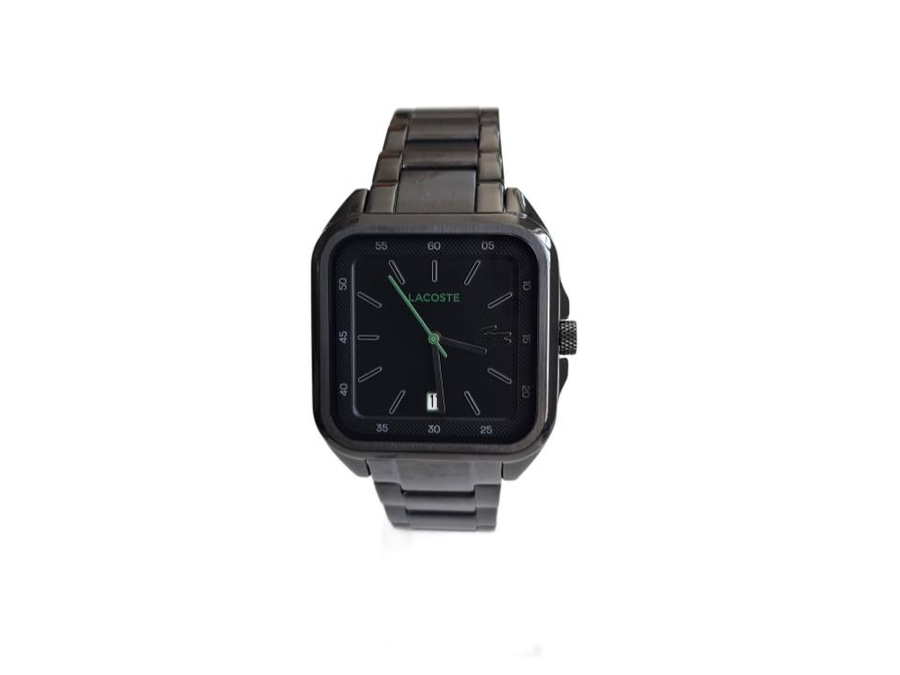 Ein schwarzes Lacoste Armbanduhr mit rechteckigem Zifferblatt und silbernen Zeigern.
