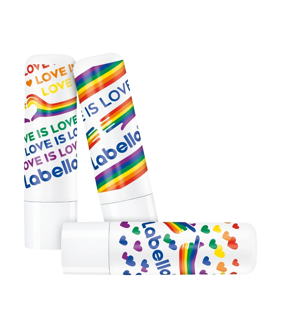 Drei Labello Lippenbalsame mit Regenbogen-Design und Herzmotiven.