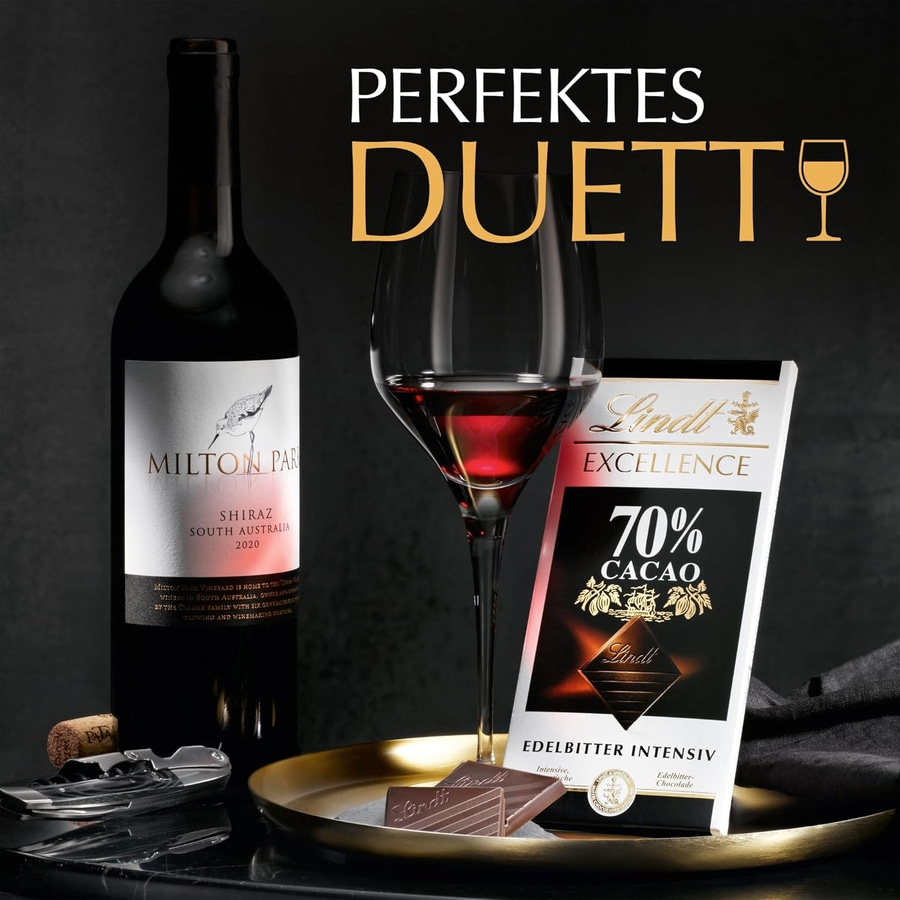 Ein Glas Rotwein und eine Tafel Lindt Schokolade