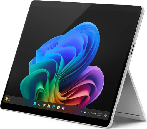 Ein Tablet mit Windows-Hintergrund, das auf einem Ständer steht, mit einem bunten Hintergrundbild.