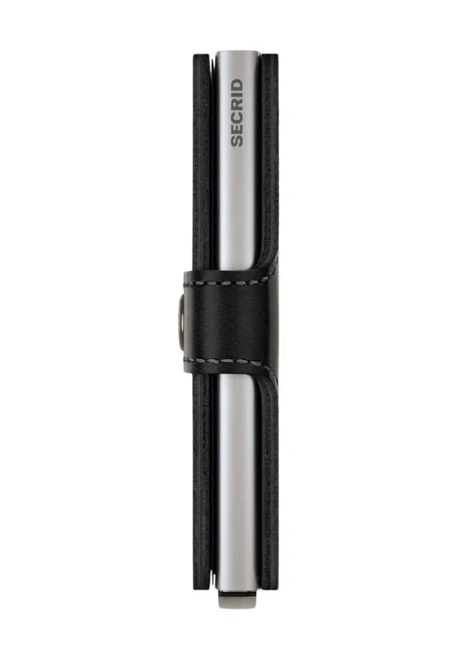 Eine schwarze Lederhülle mit silbernem Kern und dem SECRID-Logo.