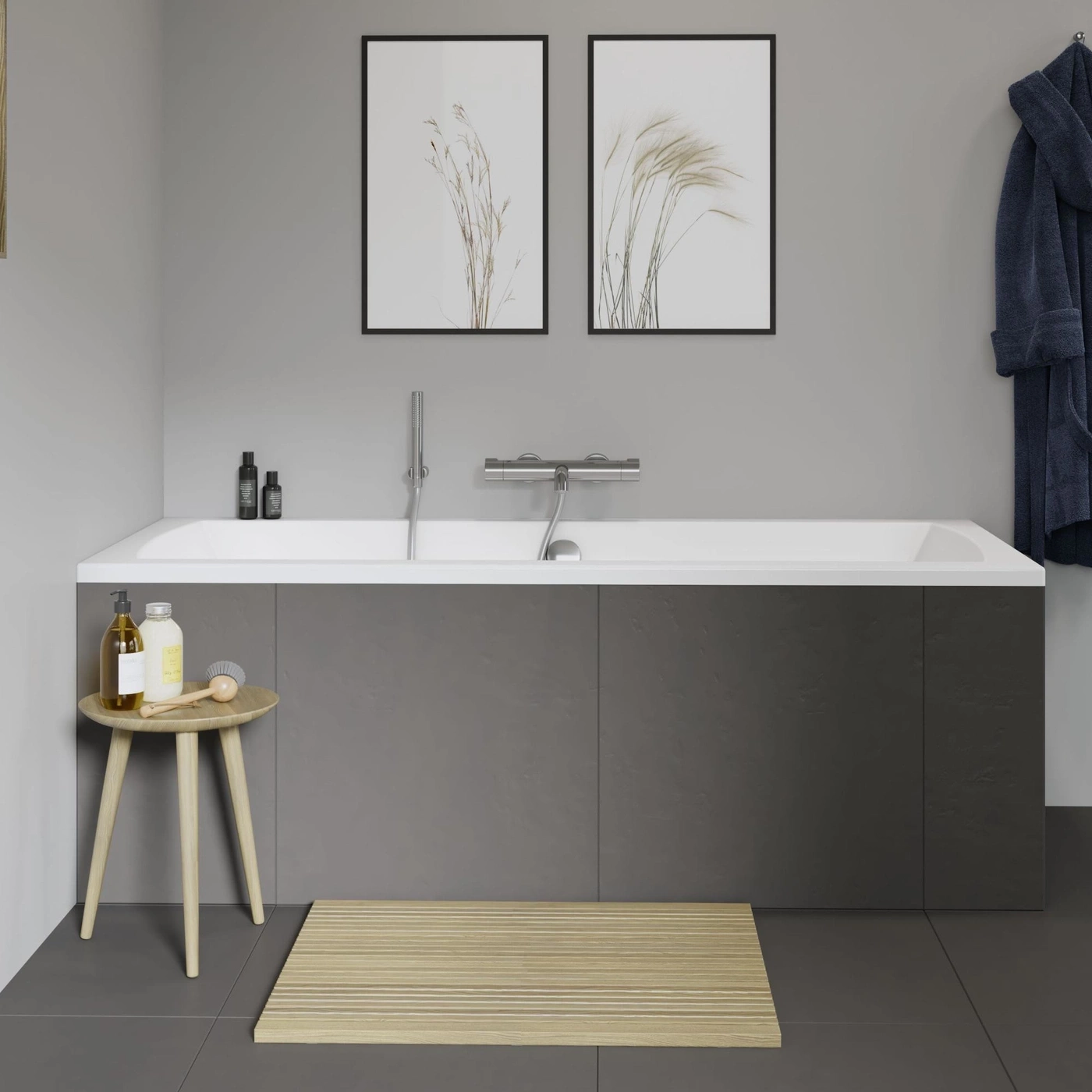 Badezimmer mit Badewanne, Bildern, Badematte und Bademantel an der Wand