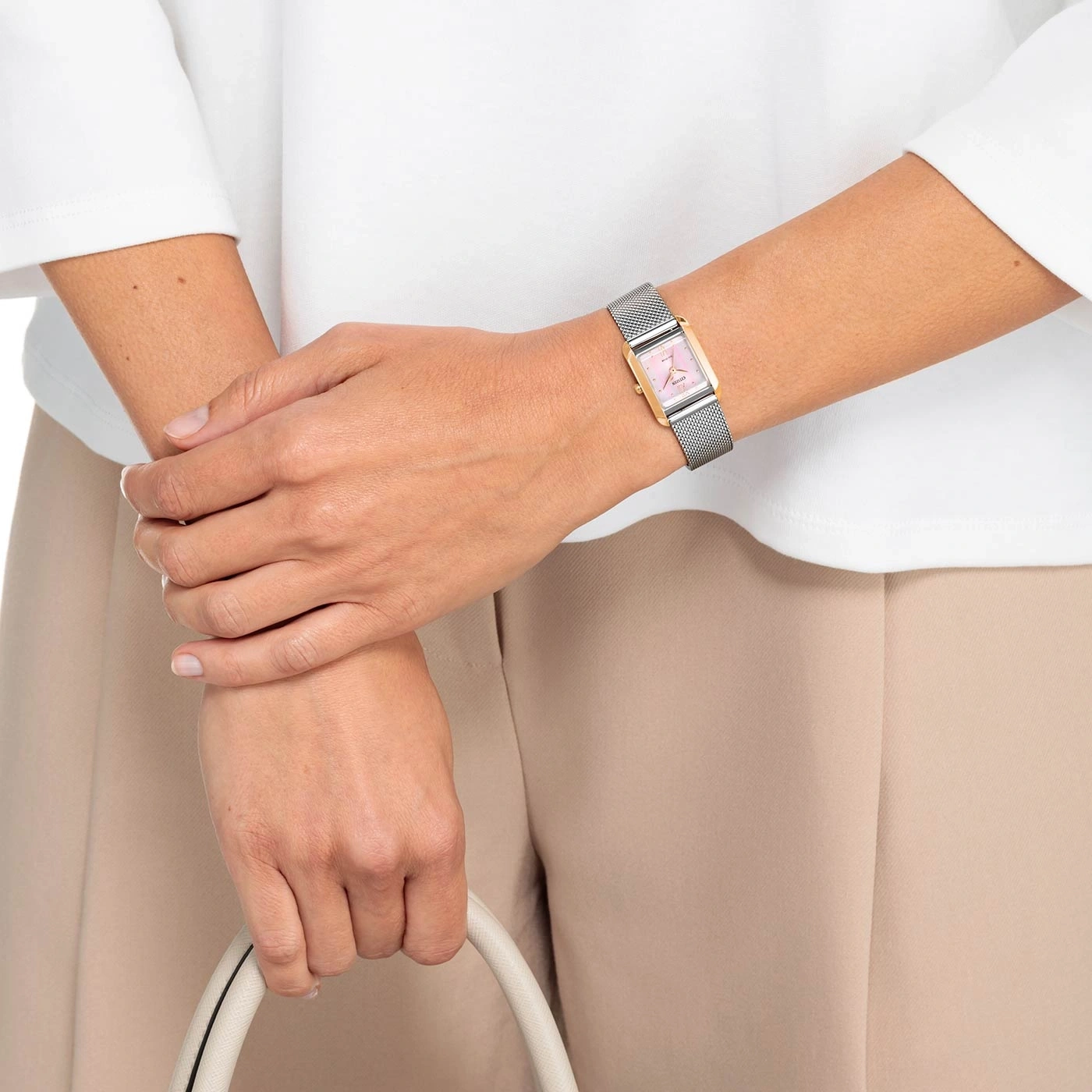 Frau mit Uhr, Handtasche und beigem Outfit, Nahaufnahme