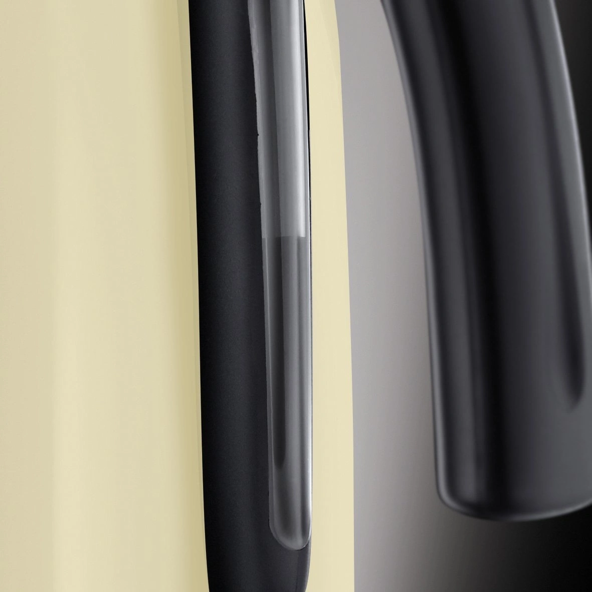 Nahaufnahme eines Wasserkochers mit Wasserstandsanzeige und Griff in Schwarz und Beige