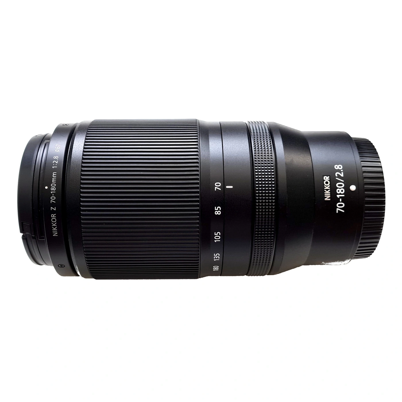Schwarzes NIKKOR Z 70-180mm 1:2.8 Objektiv mit Fokus- und Zoomringen auf weißem Hintergrund.