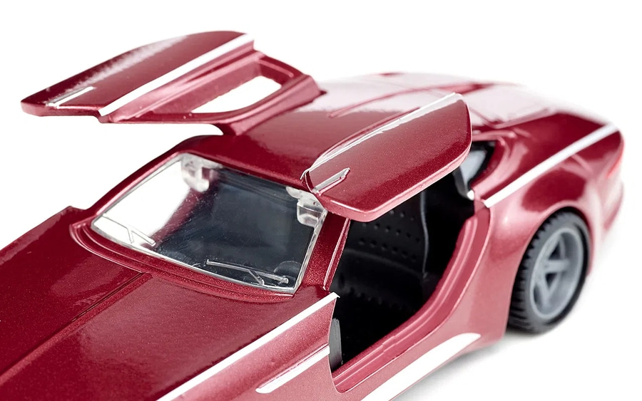 Weinrotes Spielzeugauto mit geöffneten Türen und weißen Streifen auf weißem Hintergrund