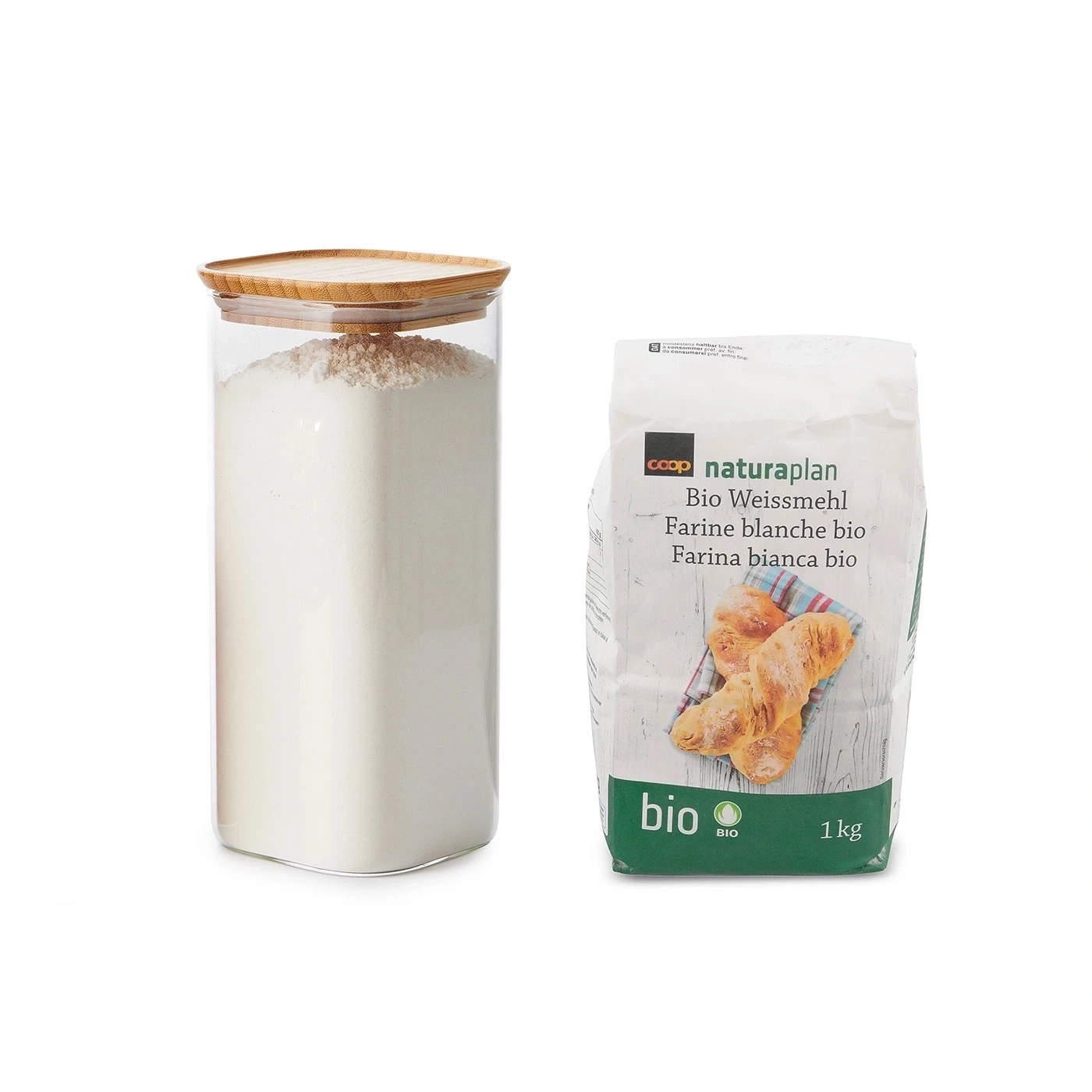 Glasbehälter mit Mehl und Bio-Mehlpackung mit 1 kg Inhalt.