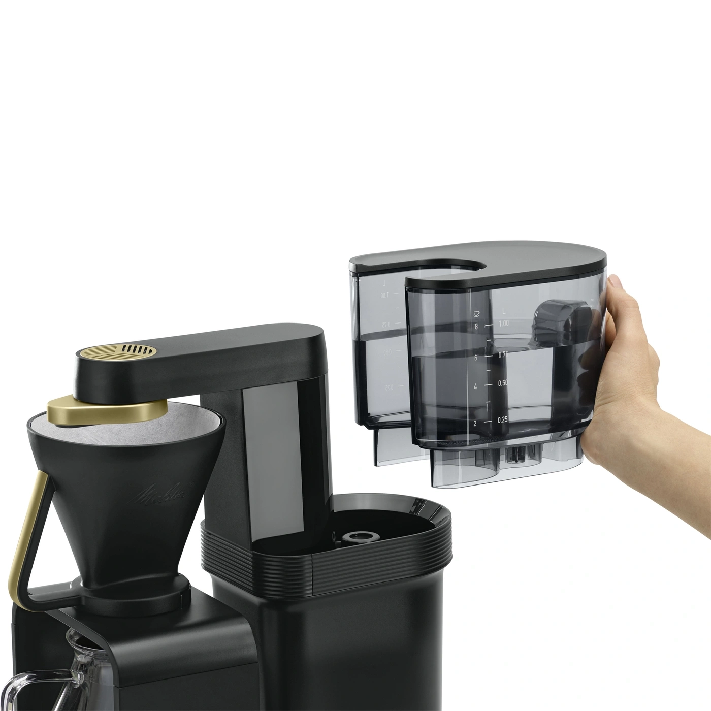 Kaffeemaschine mit abnehmbarem Wassertank, der von einer Hand gehalten wird, isoliert auf weißem Hintergrund.