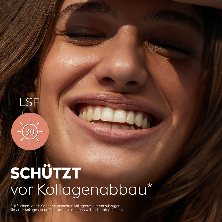 Ein lächelndes Model mit Sonnenschutz und dem Text 
