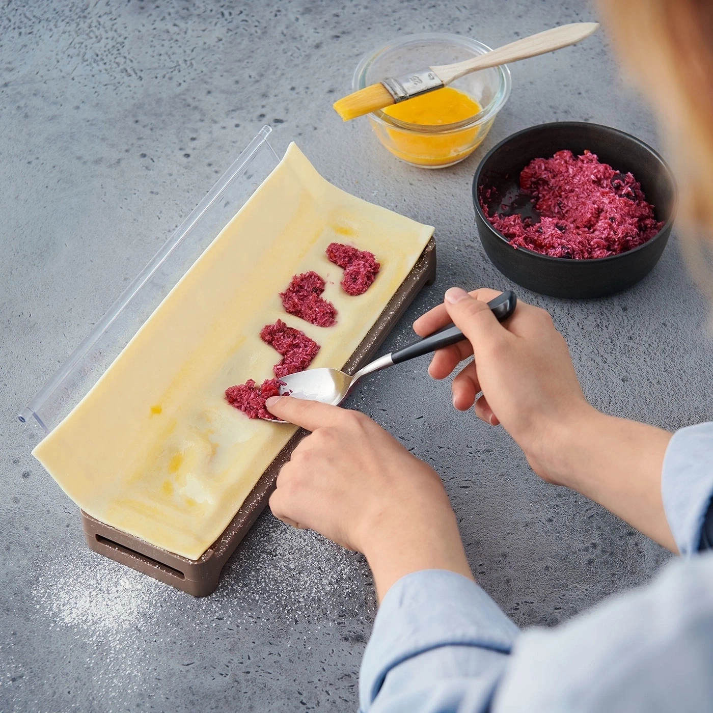 Person bereitet Essen zu, Teig, Füllung, Schüssel, Pinsel, Küche, Nahaufnahme, Hände