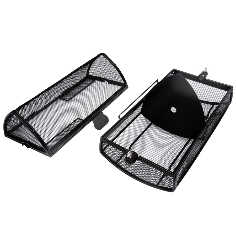 Zwei schwarze Metall-Schreibtischablagen, die auf weißem Hintergrund stehen.