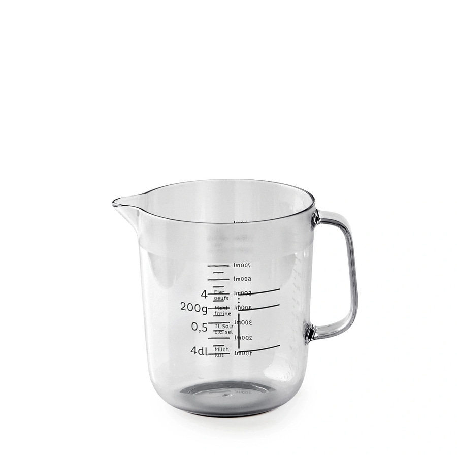 Messbecher mit Markierungen für Zutaten wie Mehl, Eier und Milch.