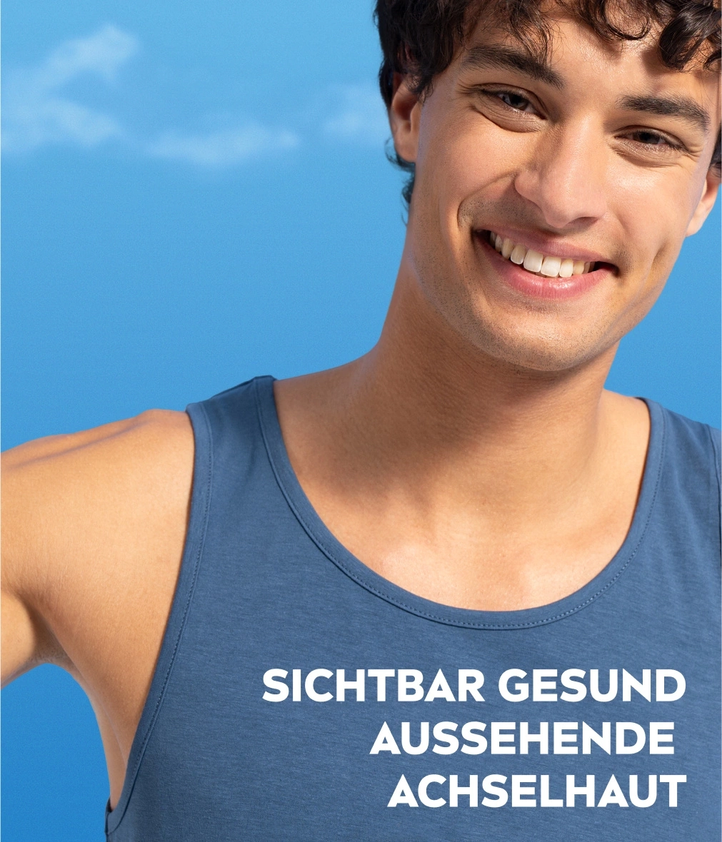 Mann im blauen Tanktop lächelt, sichtbare Achselhaut