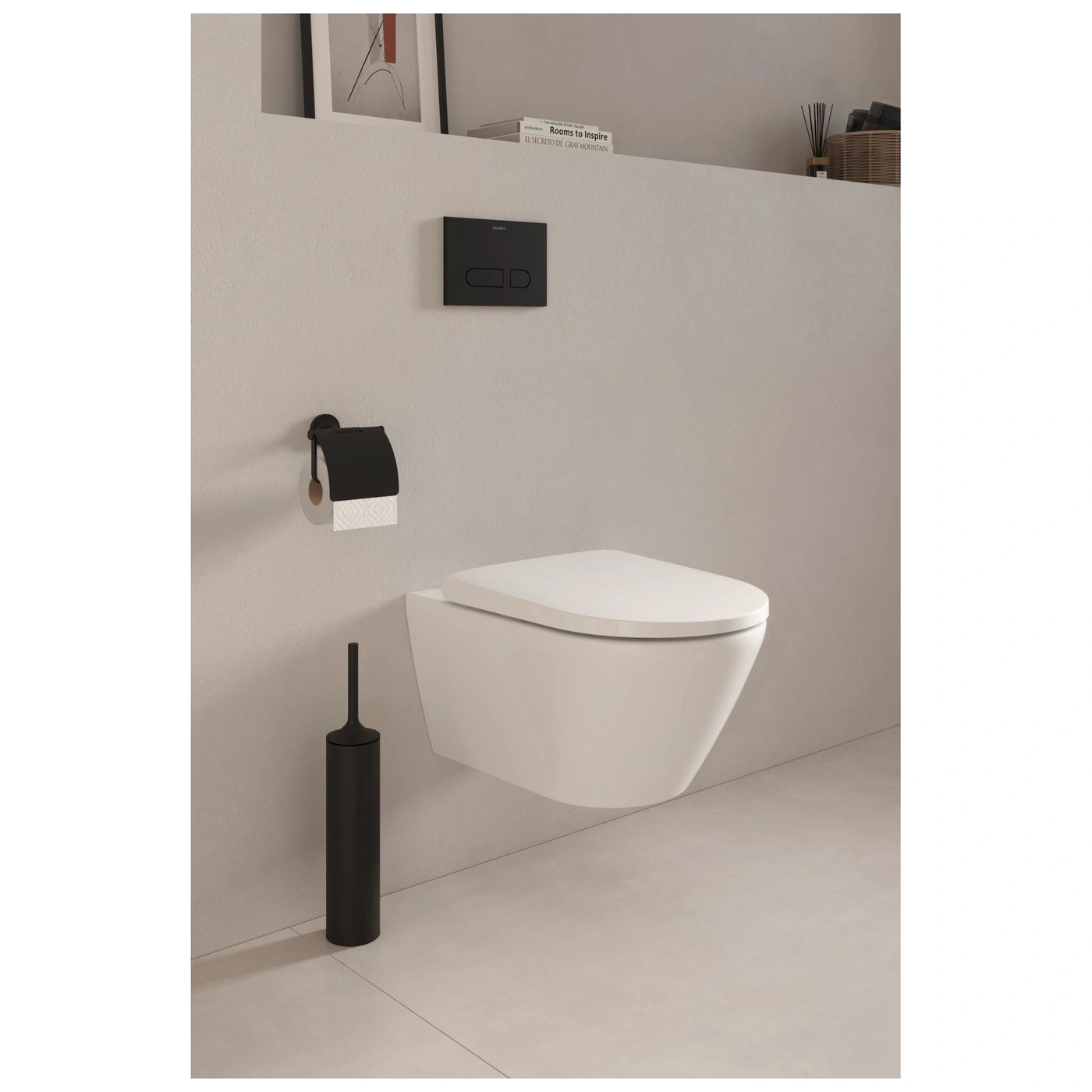 Hängende Toilette mit schwarzem Zubehör in einem modernen Badezimmer