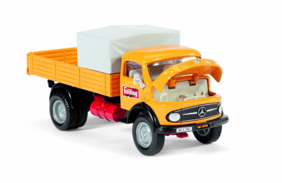 Gelber Spielzeug-LKW mit geöffneter Motorhaube und weißer Plane auf weißem Hintergrund.