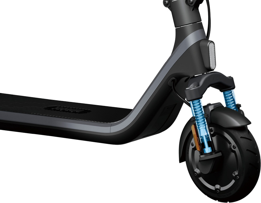 Nahaufnahme eines schwarzen Elektrorollers mit Federung und Licht