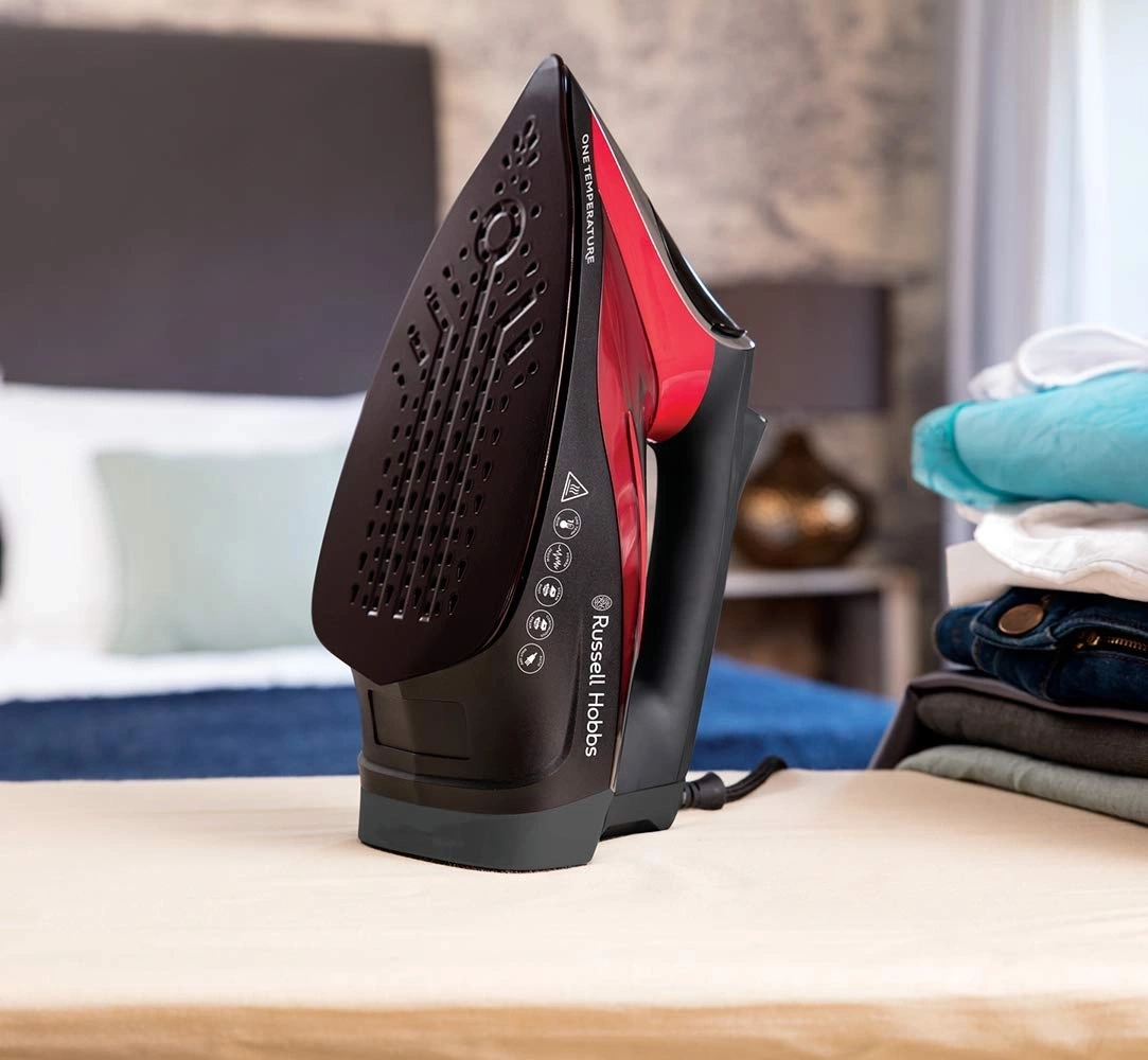 Bügeleisen von Russell Hobbs, schwarz und rot, auf einem Holztisch