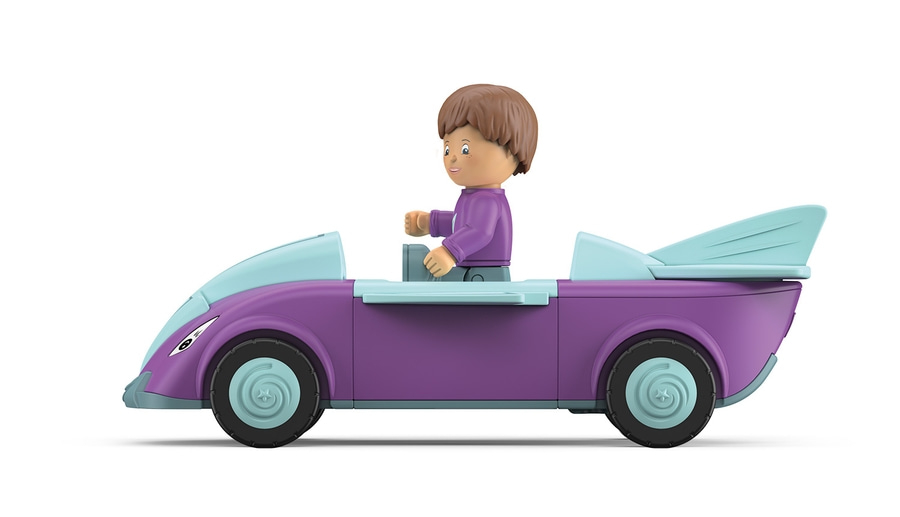 Spielzeugauto mit Fahrer, lila und hellblau, isoliert auf weißem Hintergrund