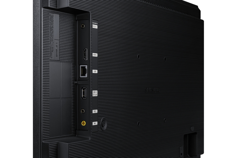 Rückseite eines Fernsehers mit Anschlüssen wie HDMI, USB und RJ45.