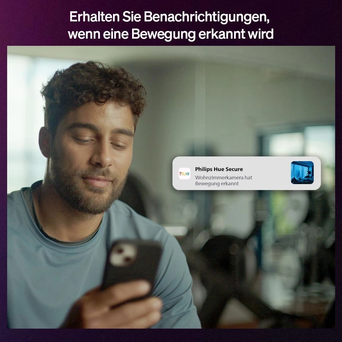 Mann schaut auf sein Handy, eine Bewegungserkennung wird angezeigt