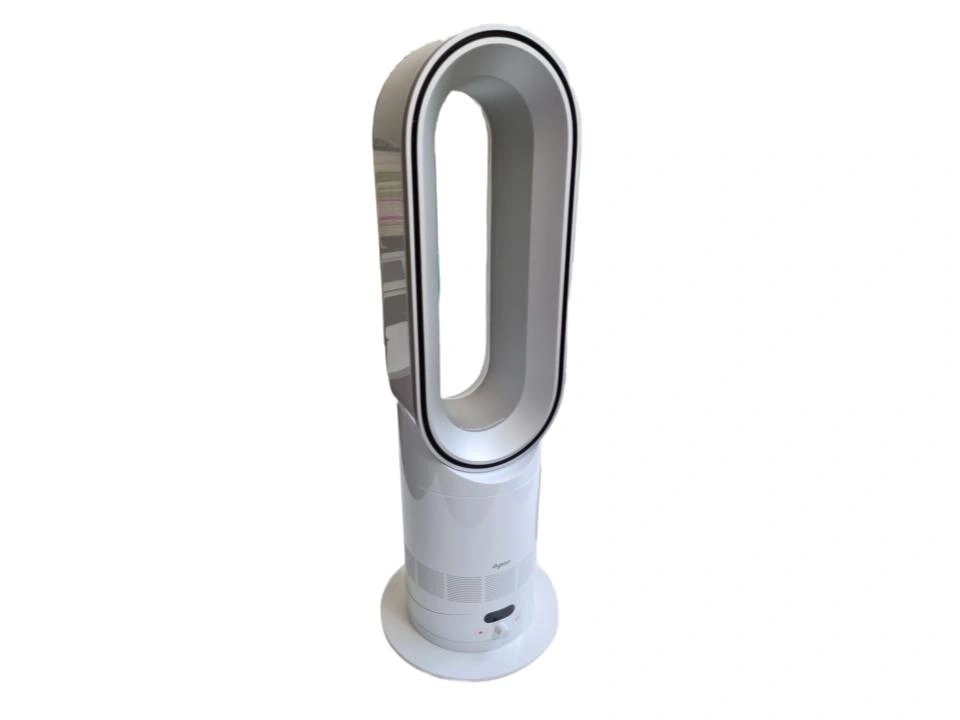 Ein weißer Dyson Turmventilator mit silbernem Ring.